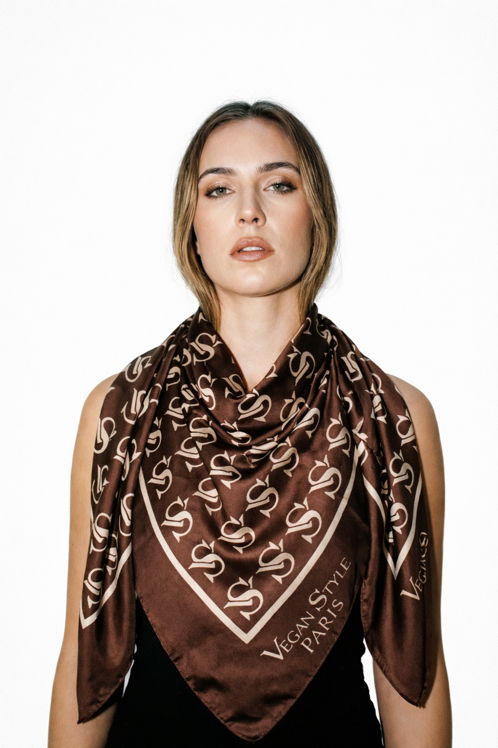 Veganer Schal mit mattbraunem Finish